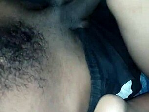 Enfermera con buen culo cabalgando polla grande en cowgirl con tetas naturales y coño mojado.