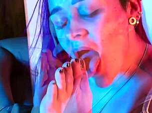 I know how weak you get from my sweaty socks and sexy feet teasing