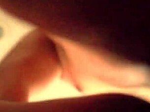 se la metí con coraje deli en la cama gritando de placer