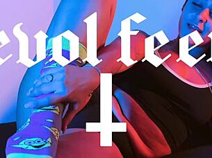 I know how weak you get from my sweaty socks and sexy feet teasing