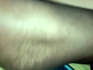 Enfermera con buen culo cabalgando polla grande en cowgirl con tetas naturales y coño mojado.