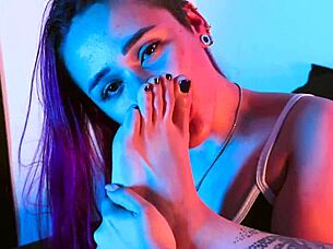 I know how weak you get from my sweaty socks and sexy feet teasing