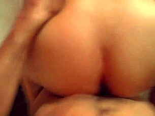 se la metí con coraje deli en la cama gritando de placer