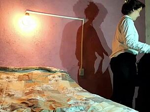 Quieres un striptease sexy? Mira cómo esta latina amateur con small tits y big ass se quita la ropa para ti!