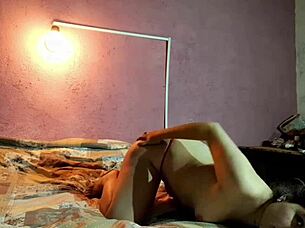 Quieres un striptease sexy? Mira cómo esta latina amateur con small tits y big ass se quita la ropa para ti!