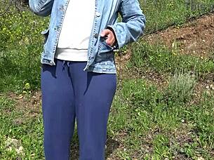 american tourist in saudi arabia gets shocked when sextoy dealer offers second hand dildo to gape her big pussy 😲