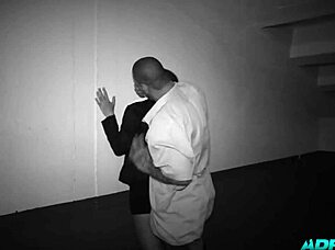 Su mujer le trae una rubia para cenar con un culo de infarto y sexo apasionado