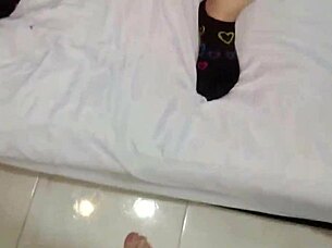 Deja que mi peque�a verga recorra tu co�o apestoso con creampie en doggystyle