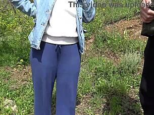 american tourist in saudi arabia gets shocked when sextoy dealer offers second hand dildo to gape her big pussy 😲