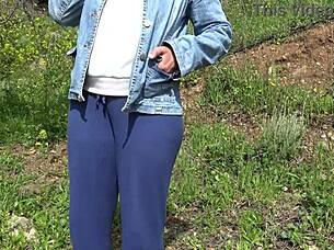 american tourist in saudi arabia gets shocked when sextoy dealer offers second hand dildo to gape her big pussy 😲