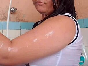 He loves watching her wet bra in the bath during amateur fun - part 2