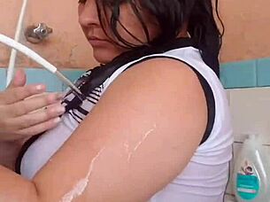 He loves watching her wet bra in the bath during amateur fun - part 2