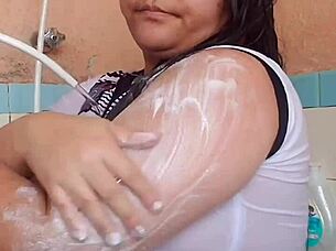 He loves watching her wet bra in the bath during amateur fun - part 2