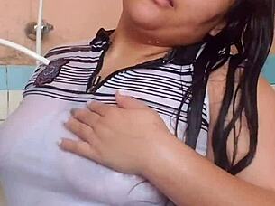 He loves watching her wet bra in the bath during amateur fun - part 2