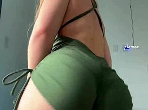 Gremista Gostosa Dances Sexy In Shorts And Jeans Showing Natural Tits