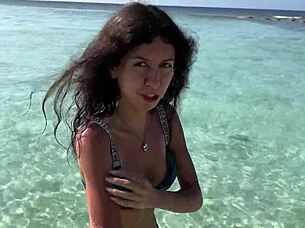 pissing on skinny babe at public beach, she gets shocked with wet pussy fetish 😲🏖️