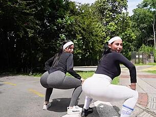 entrenador folla mi culo mientras mi amiga esta entretenida con lamer