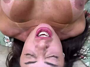 minha mulher reclamava de trabalho e pouca foda peguei ela de jeito e arregacei o cu dela com pau grande