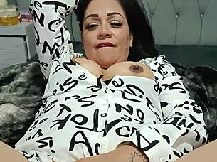 My sister-in-law wants to give me her ass but it still hurts a lot, we try with toys.