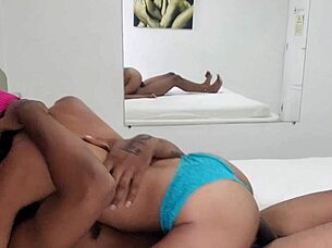 Machucando a xota da novinha baiana de 18 anos com big black cock pounding