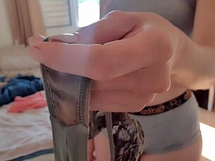 Gostosa gozou na calcinha, virou o cu de quatro e mostrou o fundo molhadinho 😈🍑