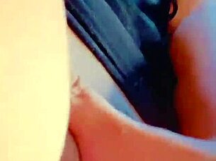 passou óleo no meu bumbum e pediu pra meter a piroca na bucetinha apertada