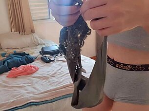 Gostosa gozou na calcinha, virou o cu de quatro e mostrou o fundo molhadinho 😈🍑