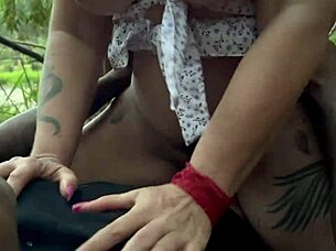 Fazendeira brasileira só queria leite plantaram a banana na buceta e cu ficou arrombado no bananal 😏🍌🌿💦