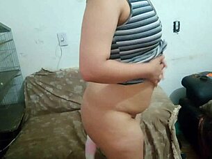 gatinha safada teases with plug in big ass while fingering her wet pussy