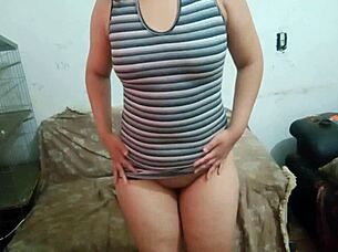 gatinha safada teases with plug in big ass while fingering her wet pussy