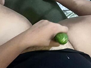 Por que la gorda puta amante me hace sexo oral con pepino en coño peludo?