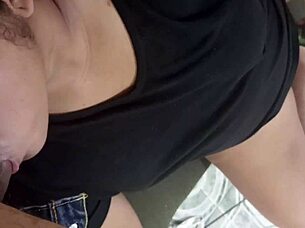 Por que la gorda puta amante me hace sexo oral con pepino en coño peludo?