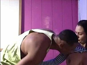 Trocou lâmpada e ganhou boquete 🔥🍆 Monstro pau interracial com tetas naturais! 😍