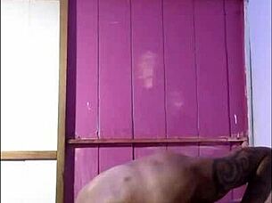 Trocou lâmpada e ganhou boquete 🔥🍆 Monstro pau interracial com tetas naturais! 😍