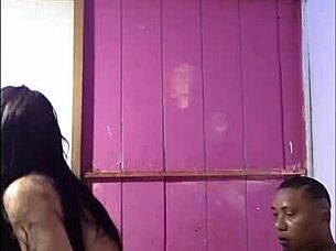 Trocou lâmpada e ganhou boquete 🔥🍆 Monstro pau interracial com tetas naturais! 😍