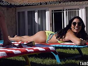 Queenie sateen and vanessa sky's big ass milf threesome