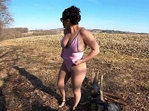 wow check this huge ass in thong leotard over pantyhose backstage