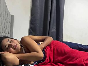 ¿qué pasa compartiendo cama con esta culona petite? ¡mira!