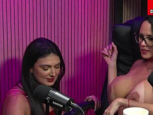 morena safada licking friends' wet pussies with toys 😍🍑