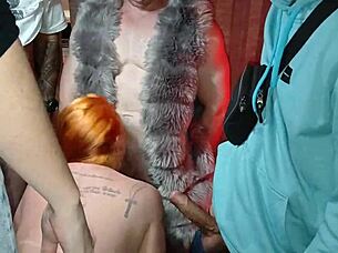 Tesão louco no gloryhole, buceta cheia de porra de desconhecido