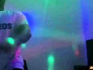 Tesão louco no gloryhole, buceta cheia de porra de desconhecido