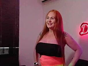 Tesão louco no gloryhole, buceta cheia de porra de desconhecido