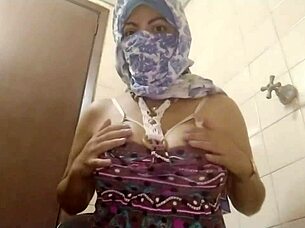 iranian arab muslim mom masturbates shaved pussy to squirting orgasm