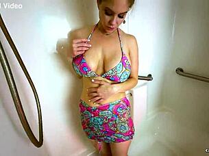 Anabelle Pync Plays Sexy Shower Toy Solo In Stunning HD Closeup