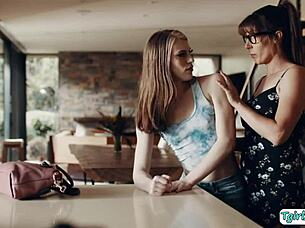 Tgirl Melanie Barebacks Izzy Wilde Raw