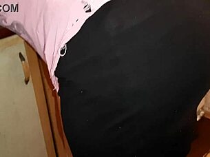 i riskily masturbate next to her in the kitchen unable to stop