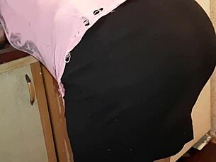 i riskily masturbate next to her in the kitchen unable to stop