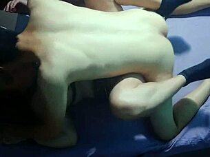 Chupándosela perrito ends with hot creampie on mattress!