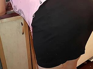 i riskily masturbate next to her in the kitchen unable to stop