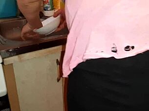 i riskily masturbate next to her in the kitchen unable to stop